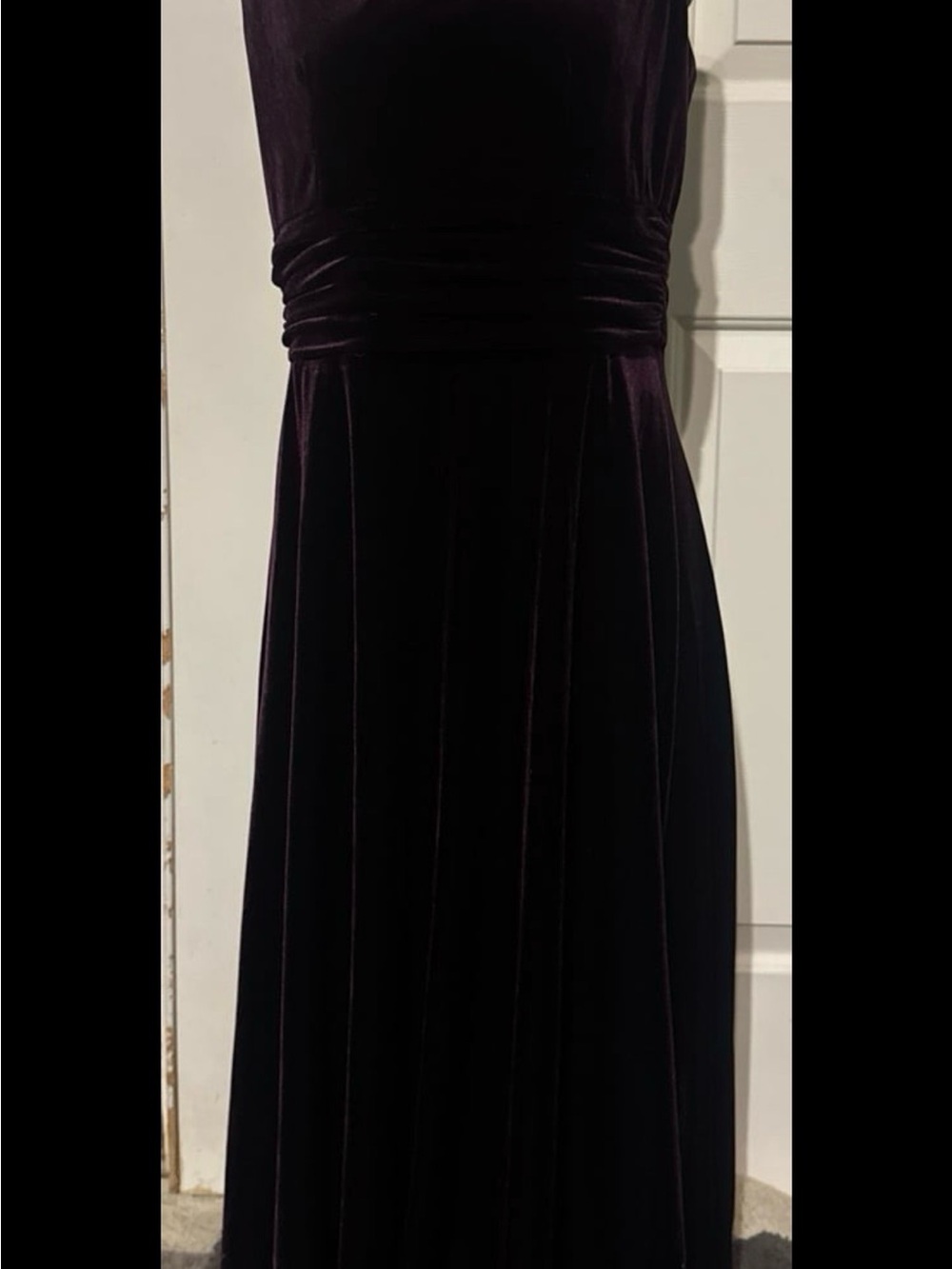 Jessica Howard Elegant Women's Velvet Evening Dress - Deep Plum